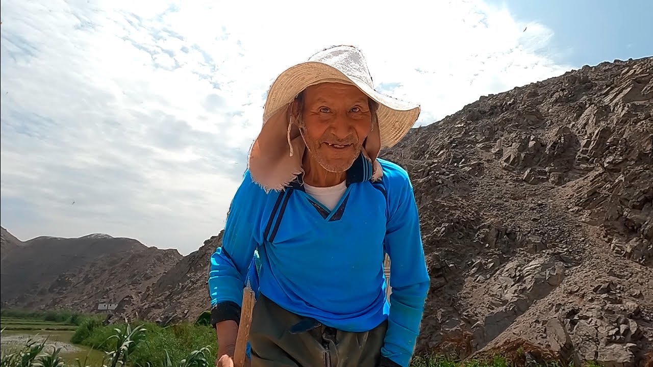 Increíble: este HOMBRE de 76 AÑOS Viviendo SOLO en un RINCÓN SALVAJE MONTAÑAS