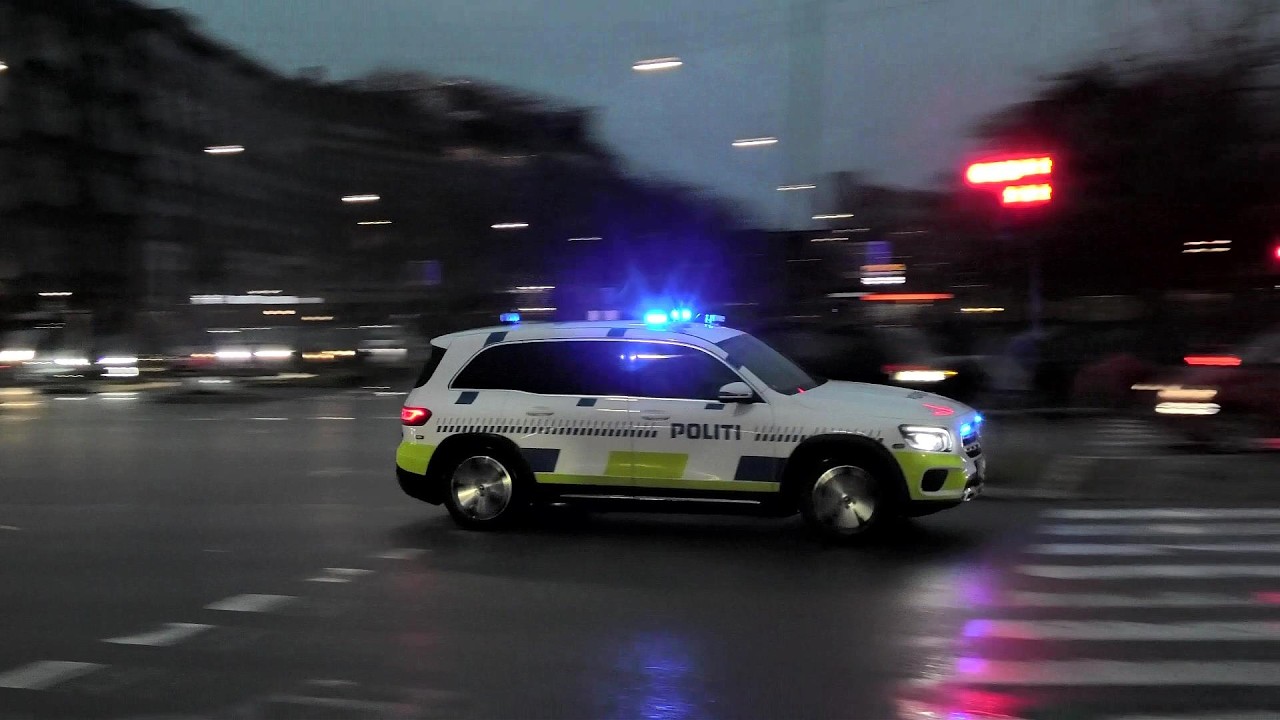 POLITI PATRULJE fanget i k&oslash;benhavn politibil i udrykning polizei einsatzfahrt