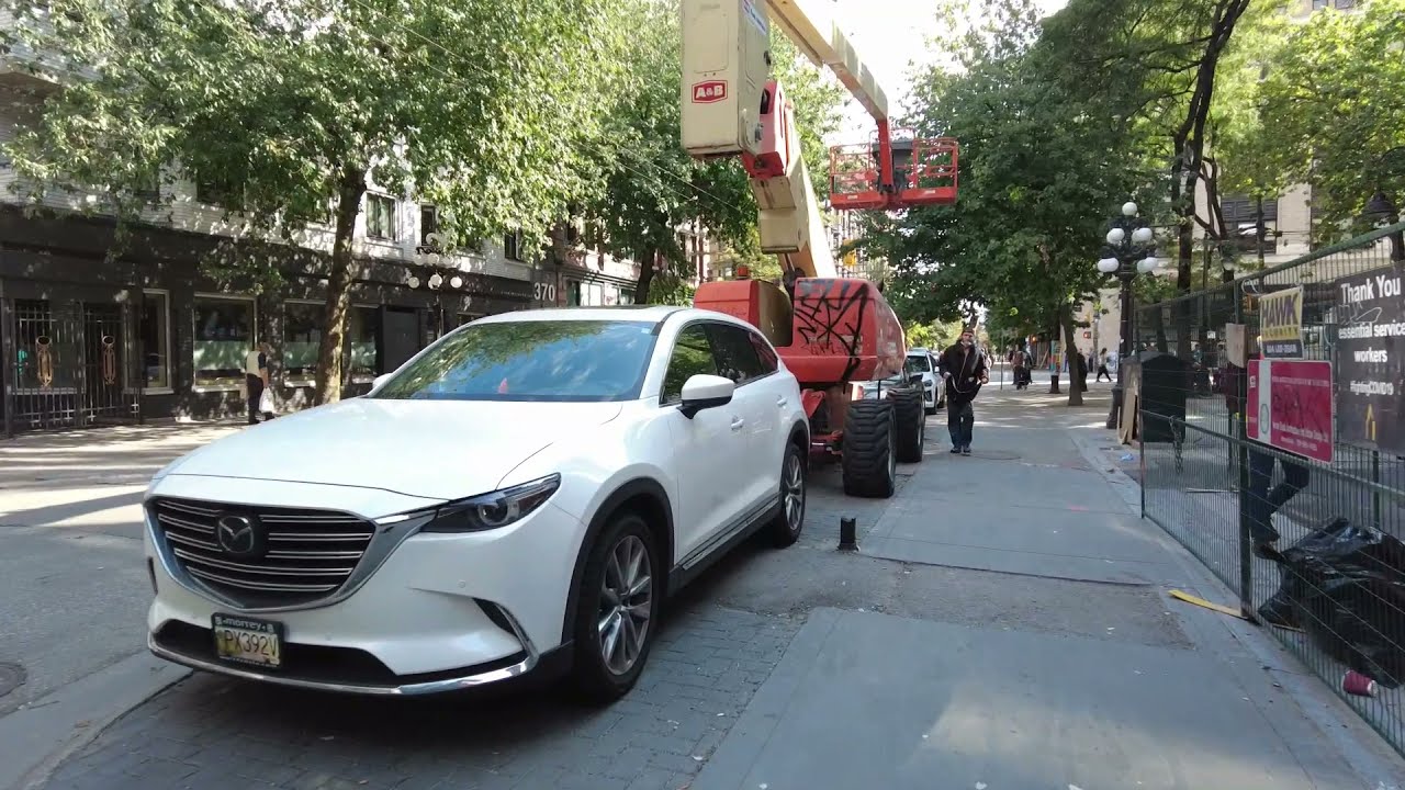 Living in Vancouver - A View, Walk through Gastown, Homeless People and Addicts.