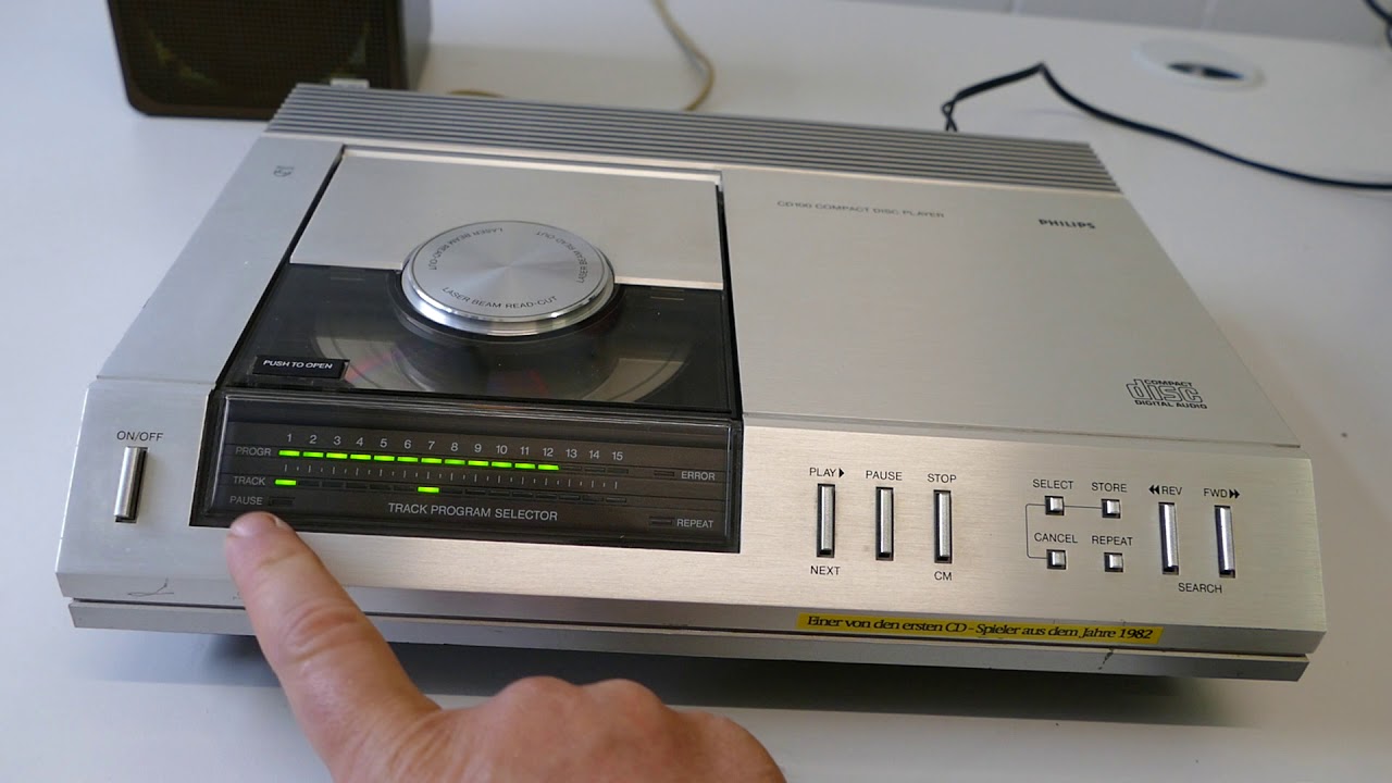 Der Philips CD100 CD-Spieler mit Blick auf das laufende CDM-0 Laufwerk (Deutscher Kommentar)