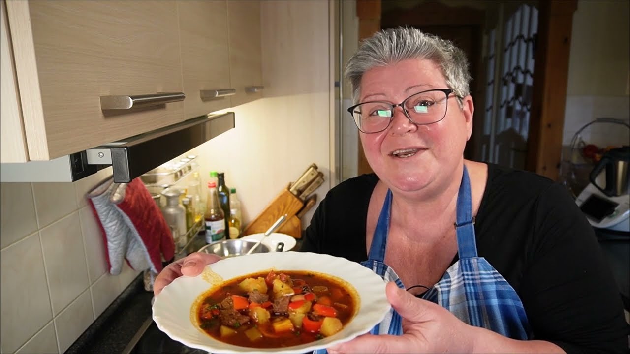 Gulaschsuppe, deftig und kr&auml;ftig mit Muddi kochen