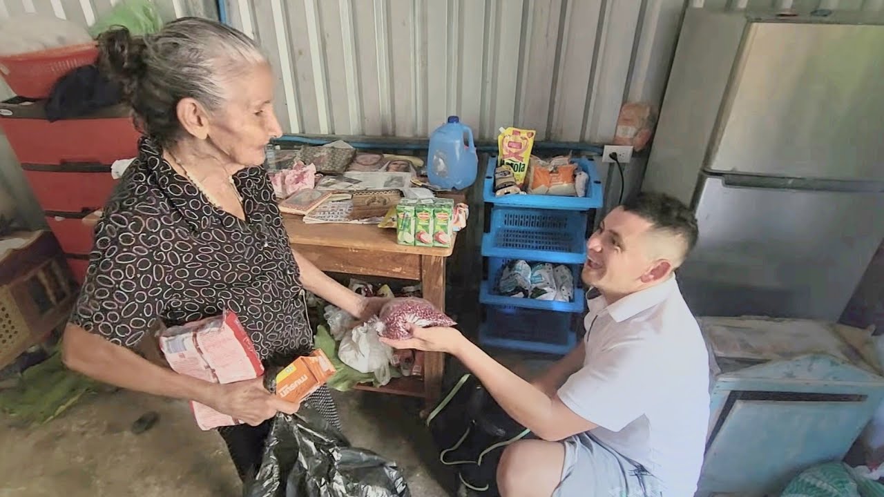Que Gran Felicidad de Niña Rosita Por Todo lo Que le Llebamos