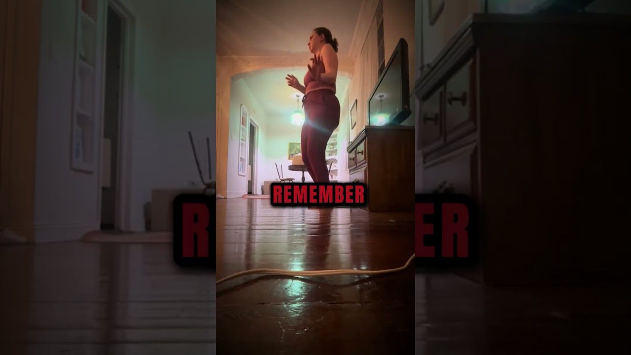 Stalker włamuje się do jej mieszkania...