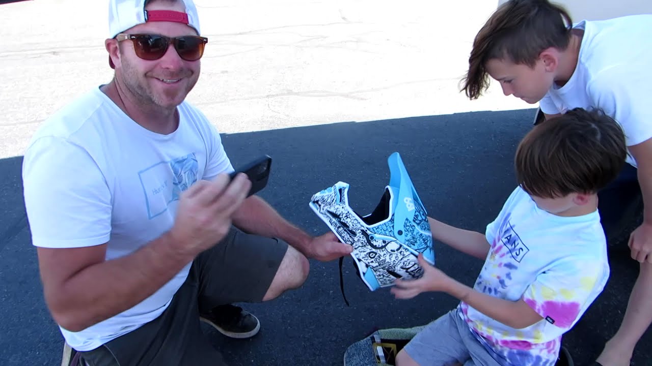 Custom painted helmet for Vlog Epicness! (ft. Vlog Epicness) +crazy custom made bag!