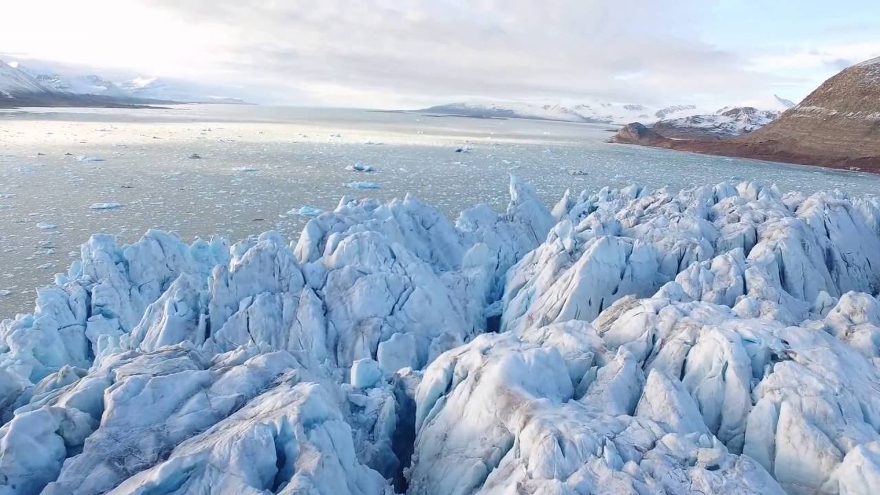Flight over Kronebreen into Kongsfjorden