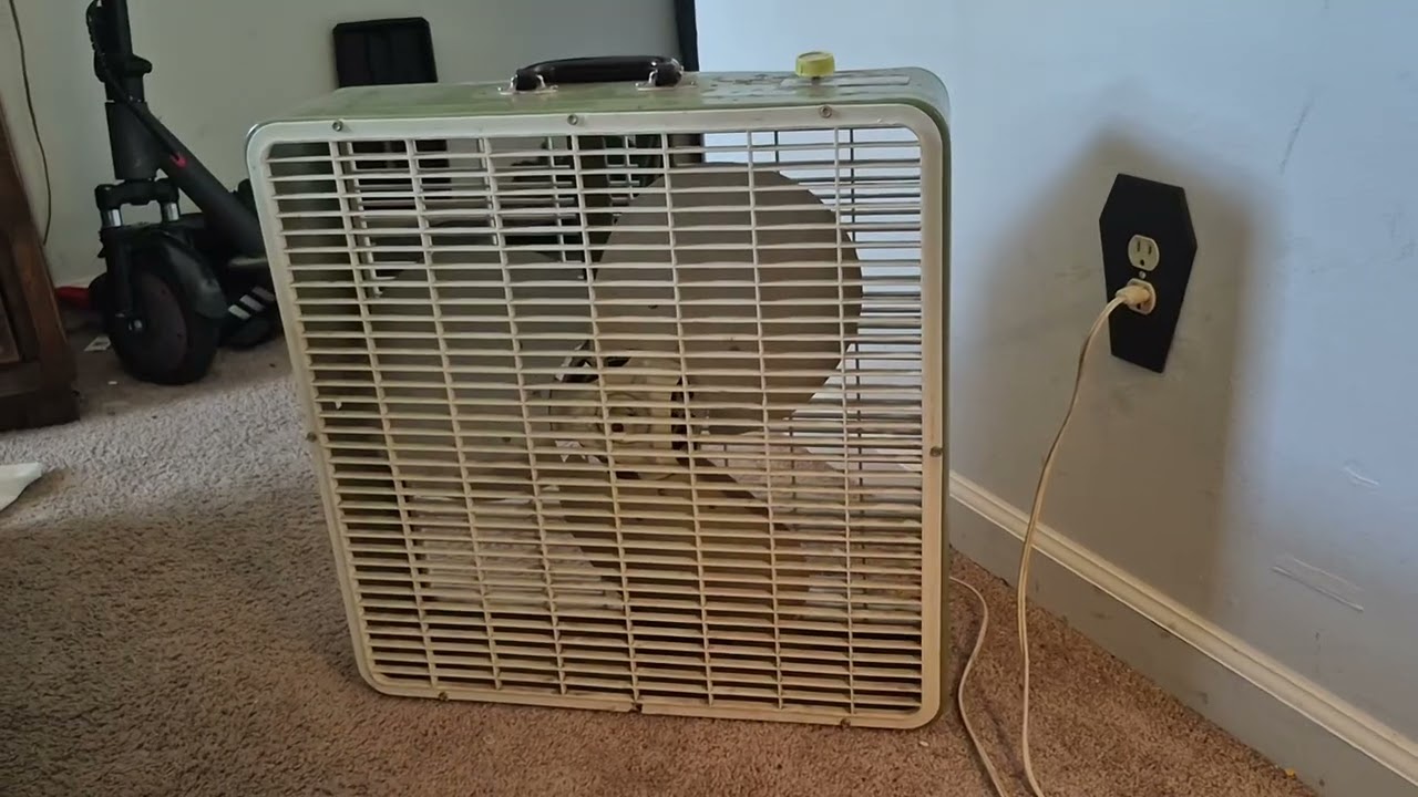1970s Superelectric (Superior Electric) Metal Bladed Box Fan