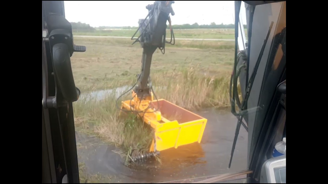 Mecalac 8mcr petgaten maaien met eigenbouw maaibak met Busatis maaibalk