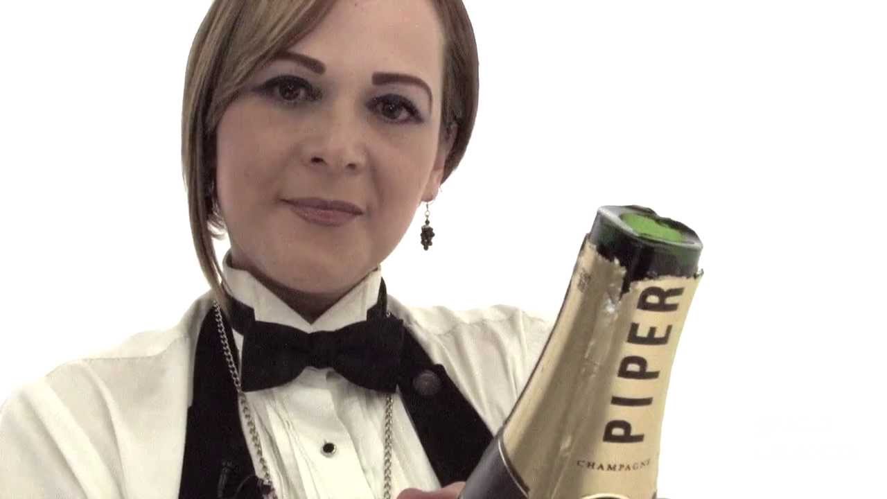 Descorcha una botella... ¡con una espada!