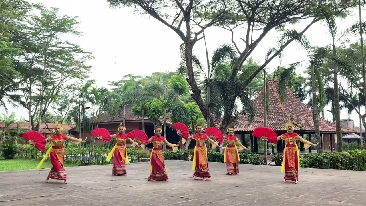 Tari Mulie Bekipas oleh SMA Negeri 4 Metro