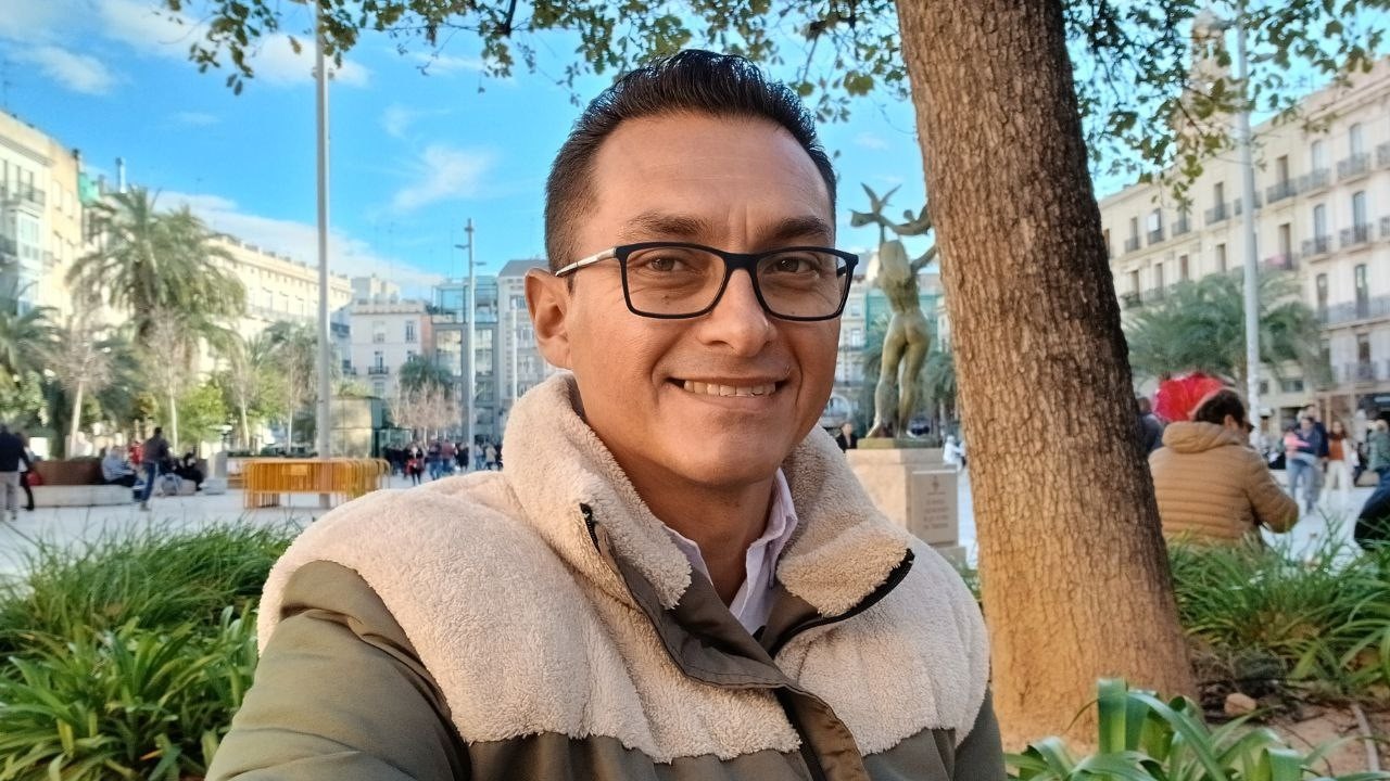 Un Bejumero en la Plaza de la Virgen hablando del Conflicto y su Belleza Valencia España.