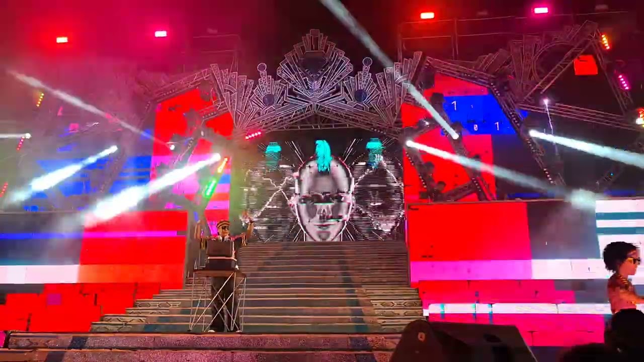 ระบบแสงสีเสียงอลังการ สมกับฉายาหมอลำหมายเลข1สาวน้อยเพชรบ้านแพง