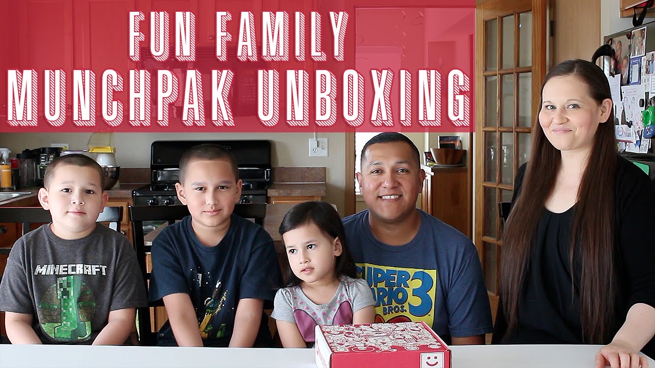 Fun Family MunchPak Unboxing with New and Popular Sweets, Treats, and Snacks from Around the World!!