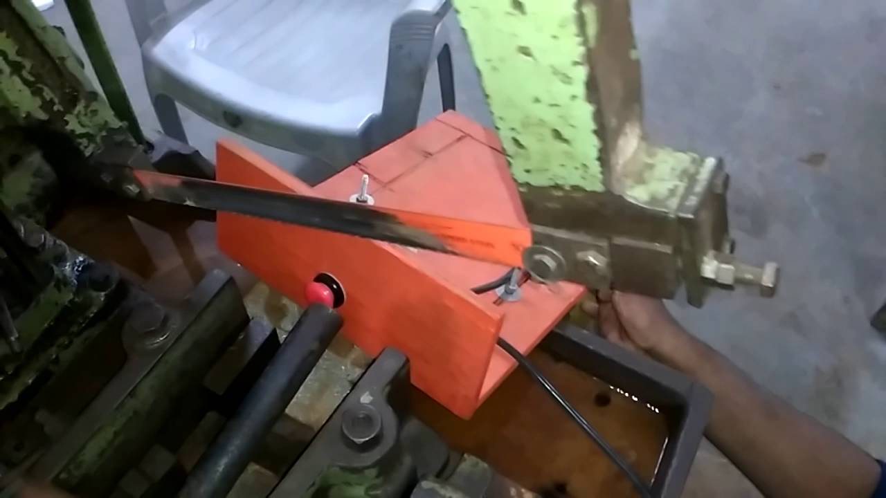 Automatic bar feeding mechanism for hacksaw machin