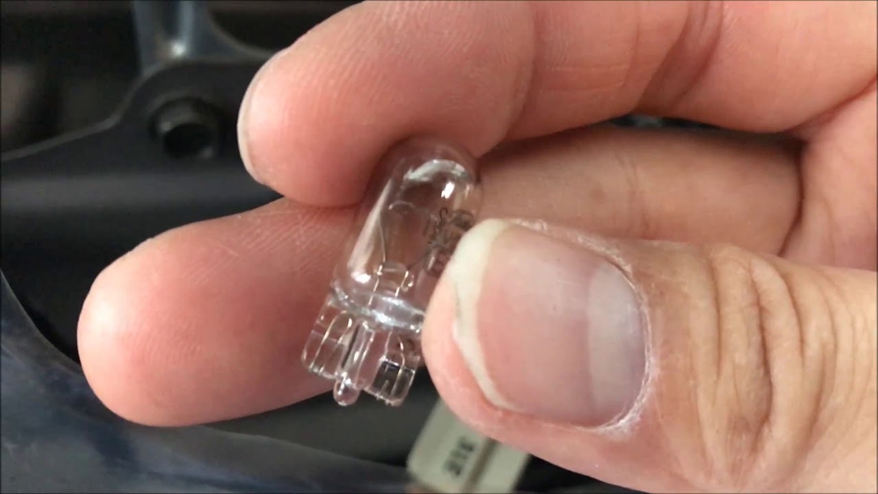 日產NISSAN E26-URAVN NV350 NUMBER LAMP，HOW TO REPLACE  NUMBER PLATE LIGHT