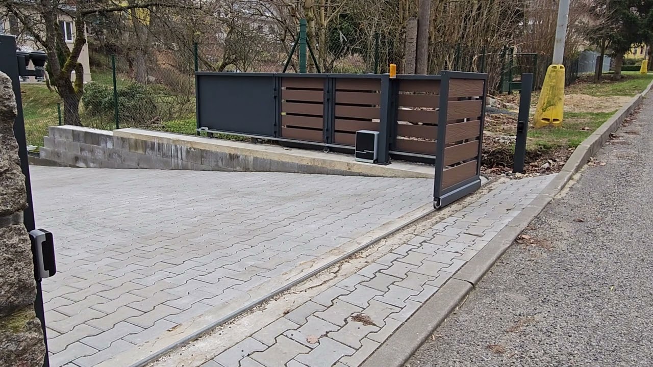 Sekční brána za roh PLASTOVÁ VÝPLŇ 2023 (www.plotyodoty.cz)