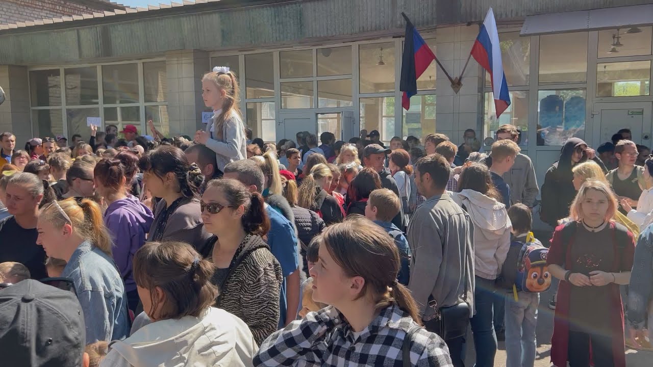 Mariupol, gli studenti tornano a scuola