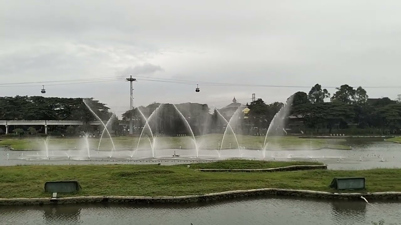 KEREN BANGEEEEET.....😍😍😍 PERTUNJUKAN AIR MANCUR TAMAN MINI INDONESIA INDAH
