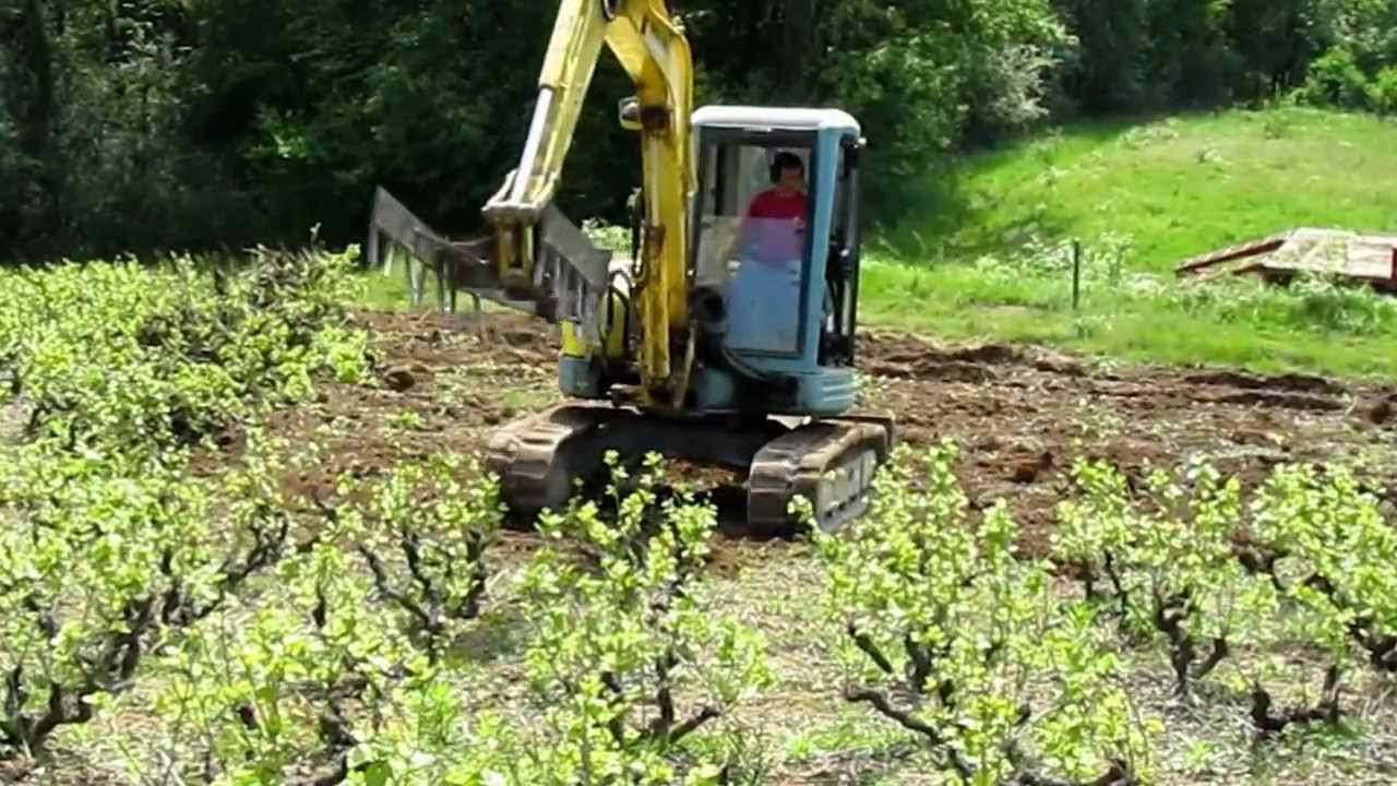 Arrachage vigne pelle vio 50.wmv