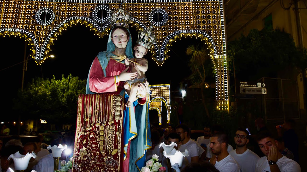Antillo 22 agosto 2024: Processione della Madonna della Provvidenza, Passaggio intermedio in piazza.