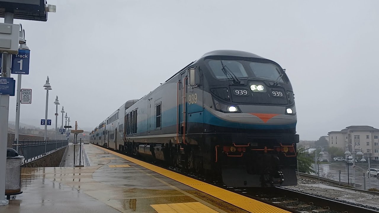 Cloudly weekday ralifanning at Vista Canyon/Lang #unionpacific #metrolink #railtrack #ralifan #train