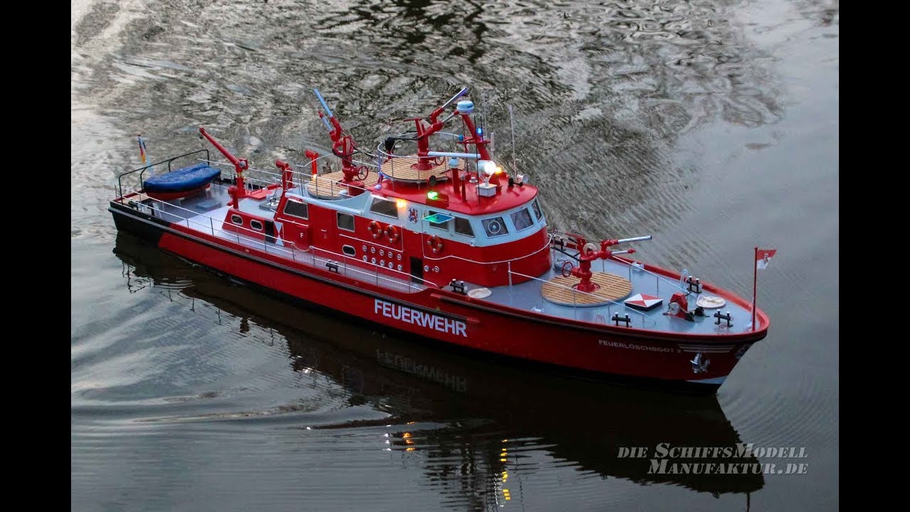 Feuerloeschboot 2 DUESSELDORF Scale 1:25 - Brushless Sound 3 Pumpen LED Blaulicht - Jungfernfahrt
