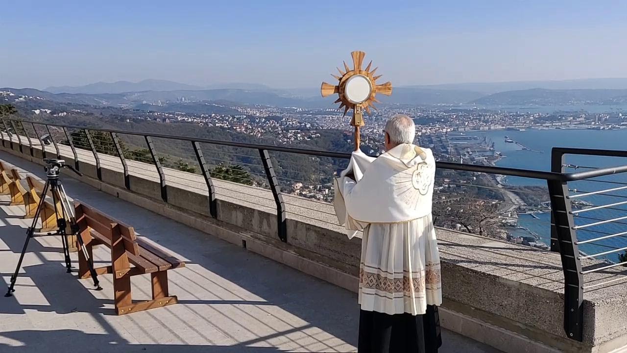 Coronavirus, a Trieste l'arcivescovo sale a Monte Grisa per benedire la città