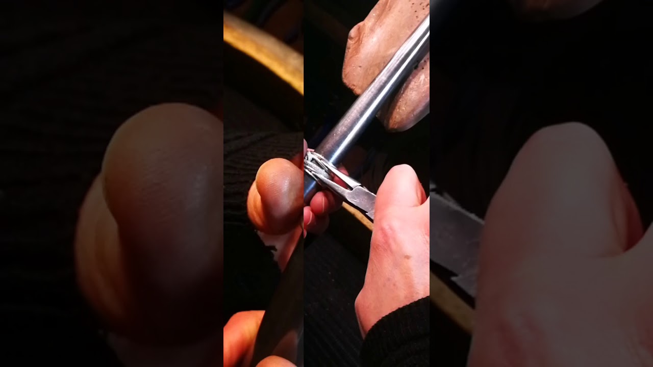 Come creiamo l'anello Abbraccio utilizzando 1 filo pieno di Argento e un tubolare di Argento