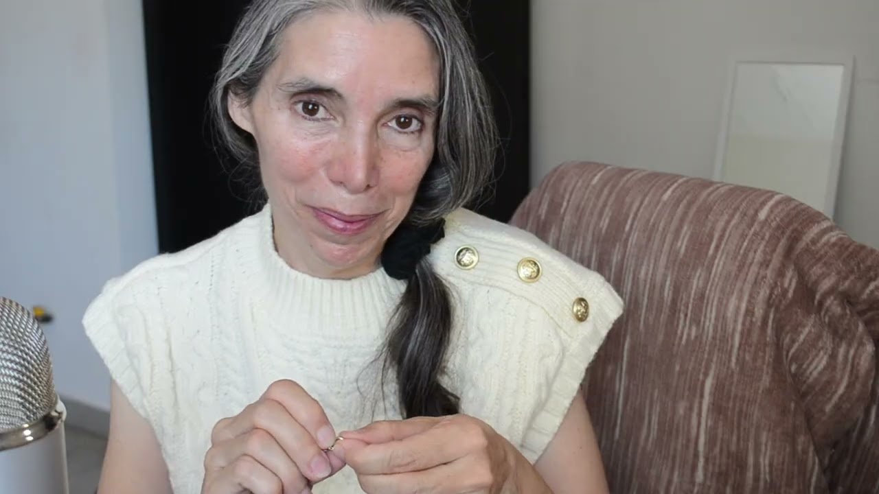ASMR RECEPCIONISTA TE PRESTA SUS PERFUMES