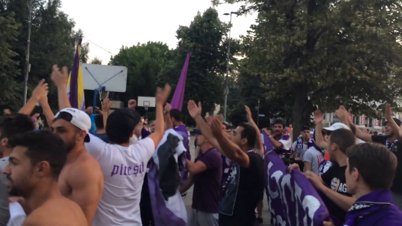 Suporterii FC Argeș în centrul orașului!