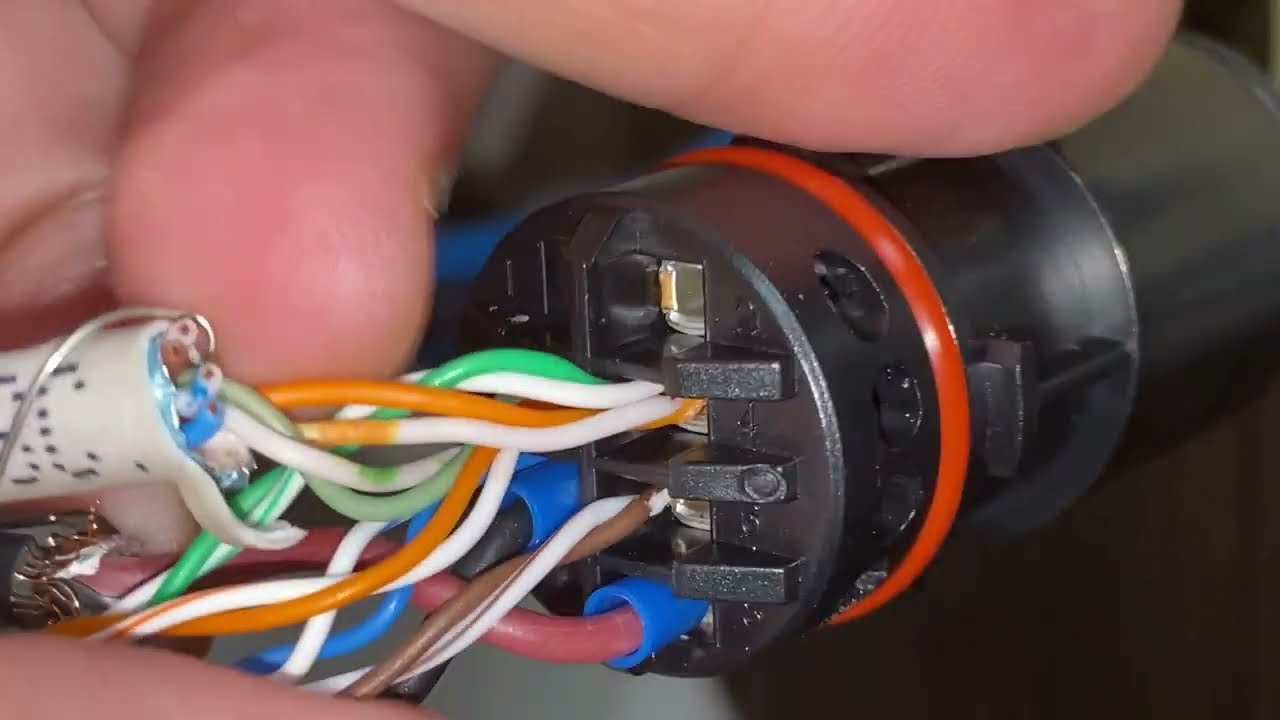 Conexiunile pentru comunicatia intre bateria LUNA2000 cu invertorul Huawei SUN2000