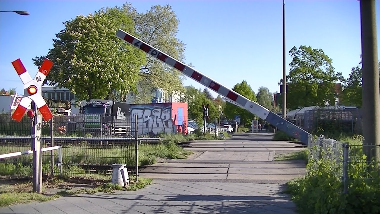 Spoorwegovergang Berlin-Biesdorf (D) // Railroad crossing // Bahnübergang