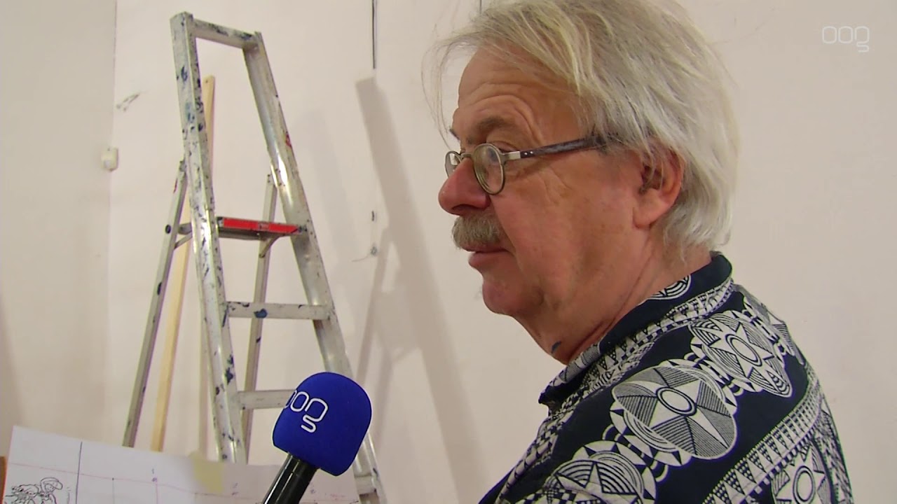 Frans le Roux tekent op muren Stripmuseum
