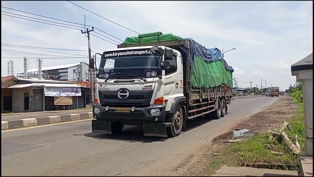 Truk masuk jalan Pantura Karawang 