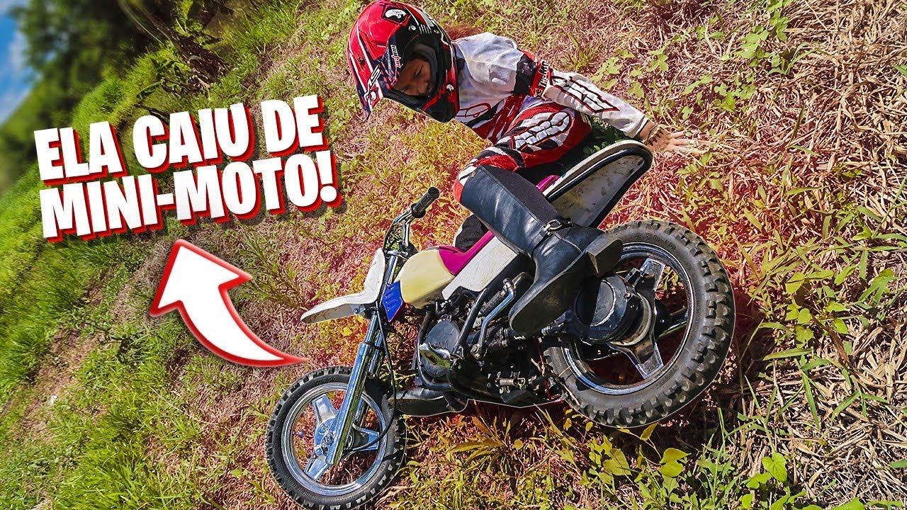 PRIMEIRA VEZ DA MINHA IRMÃ NA MINI MOTO DE TRILHA *ela caiu*