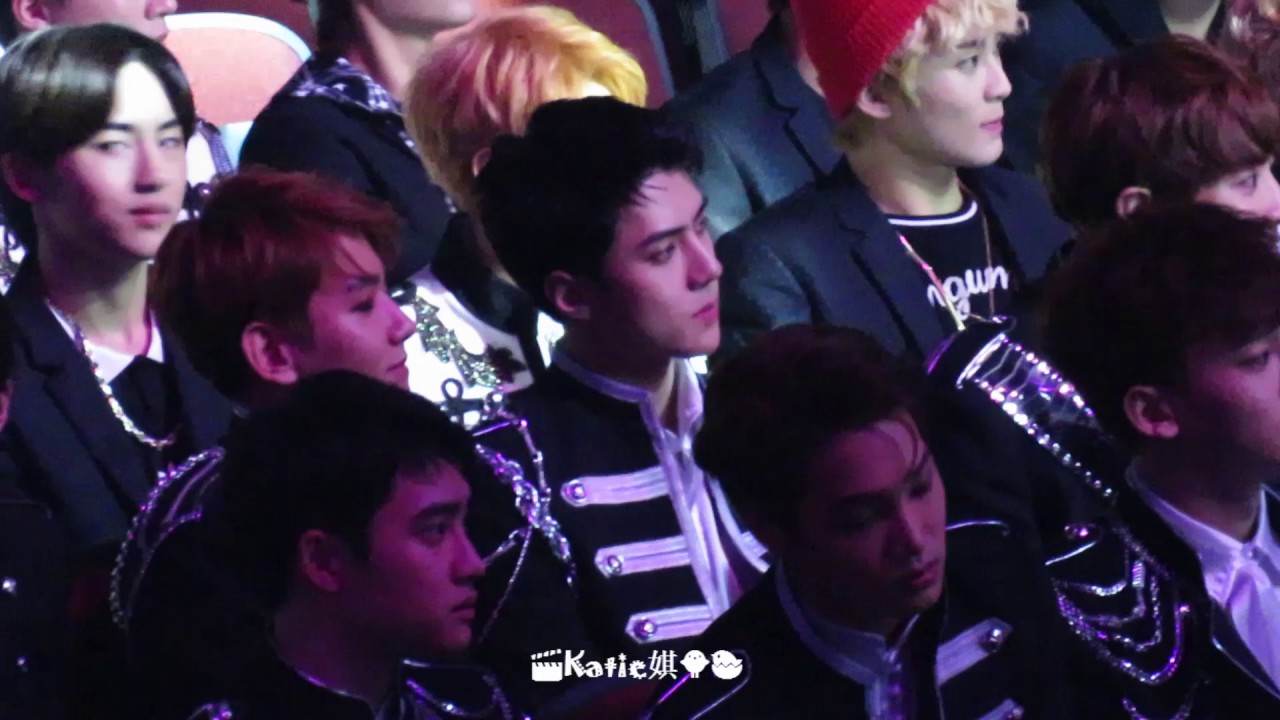 [fancam] 170408 EXO reaction of watching AKB48 performance Sehun focus @V chart Awards in Macau