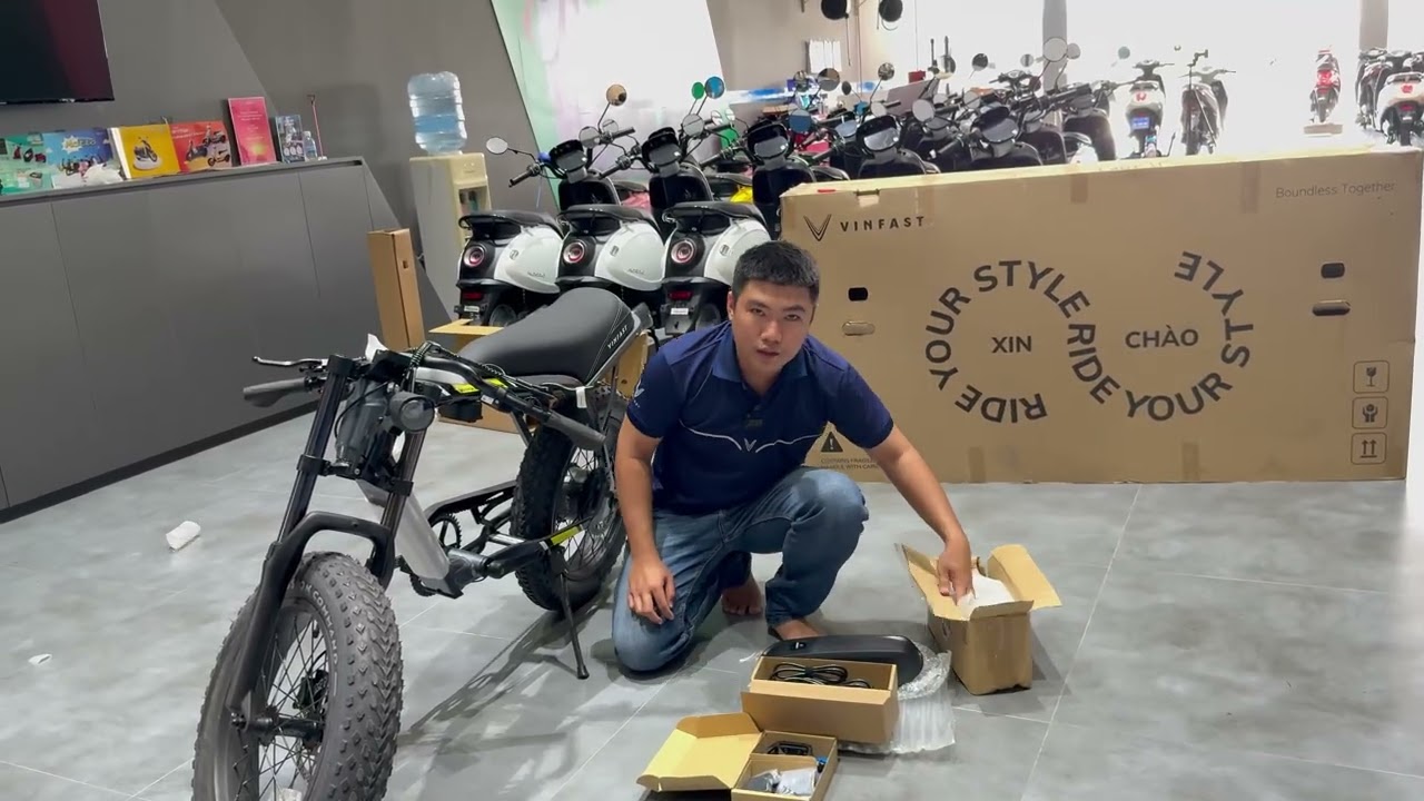 Unbox E-Bike Dragon Fly VinFast của một chị khách 