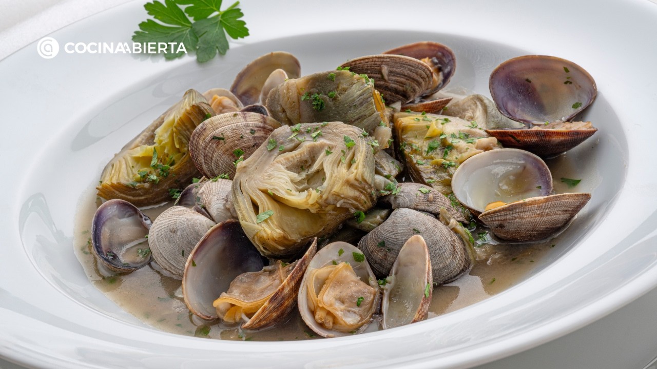 La receta de alcachofas con almejas en salsa verde de Karlos Arguiñano