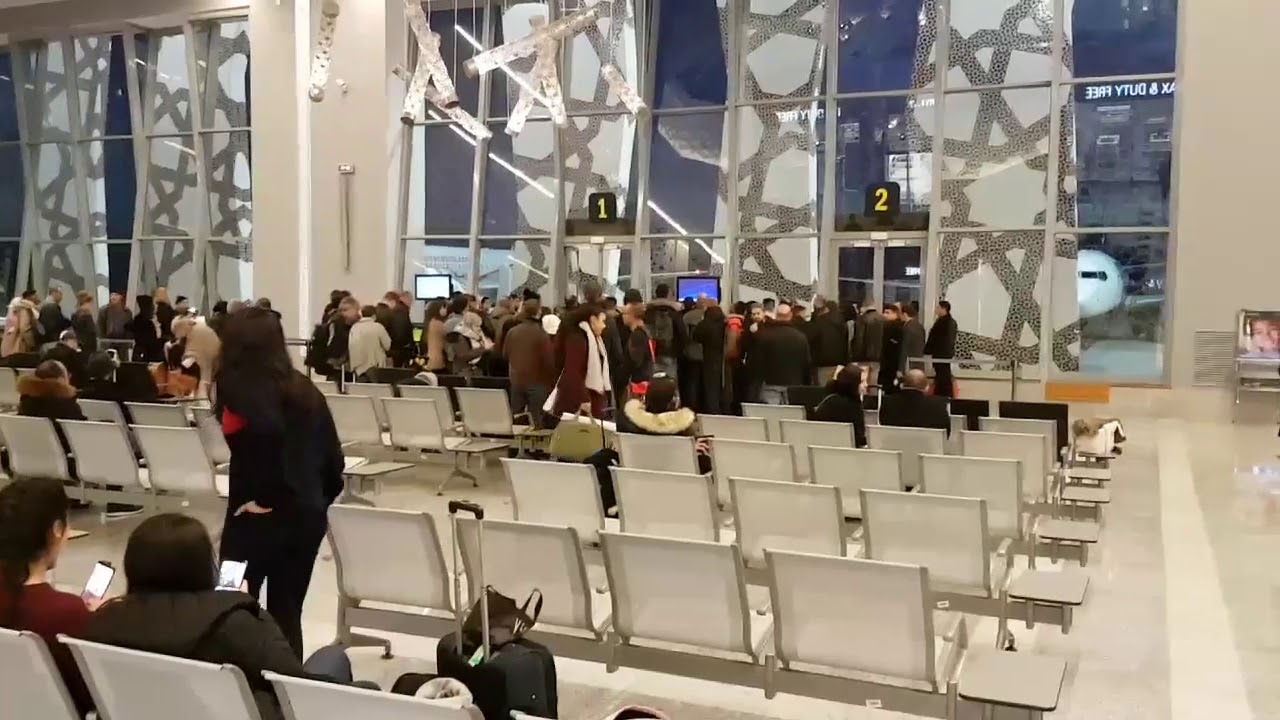 احتجاجات في مطار فاس سايس بعد بيع إدارة إحدى الشركات ل 12 تذكرة اضافية