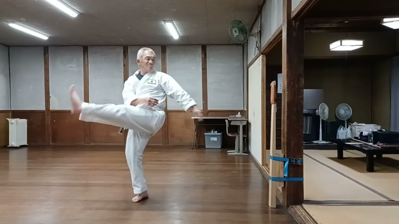 巻き藁突き　巻藁突き　makiwarathuki　沖縄空手　　Okinawa karate 
