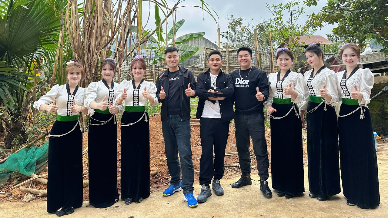 Chủ nhà nhiều cà phê nhất bản mổ bò làm 50 mâm tiết canh, pịa, lạp bò mời cả bản | Nhịp Sống Tây Bắc