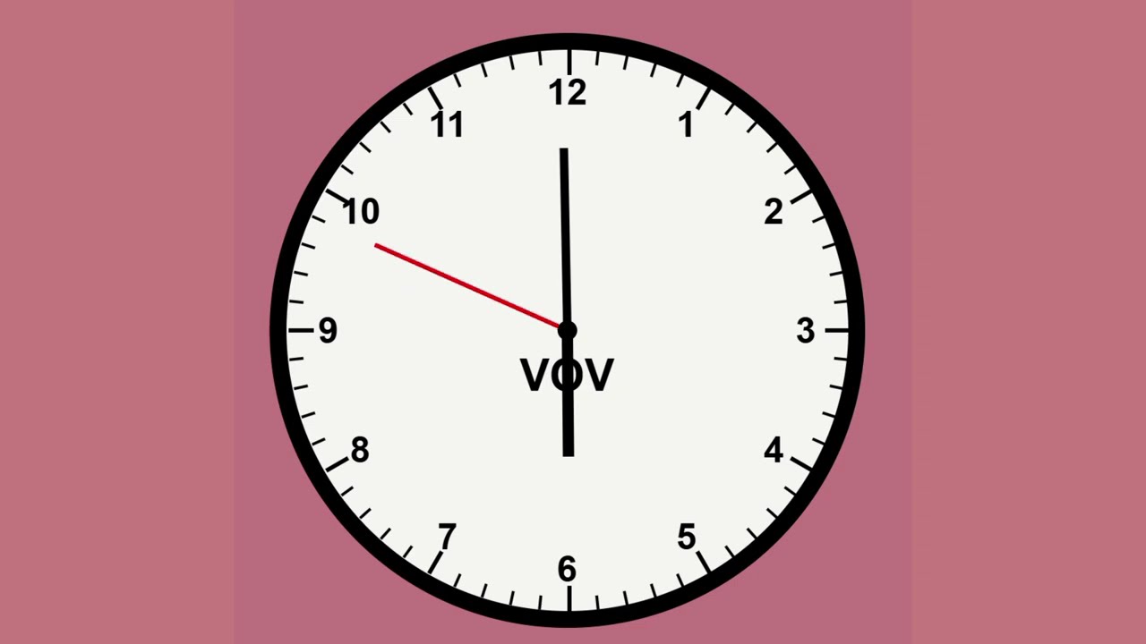 Một chiếc đồng hồ có chữ VOV