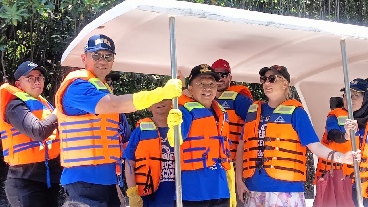 Susur Hutan Mangrove Ngurah Rai Bersama Menko AHY