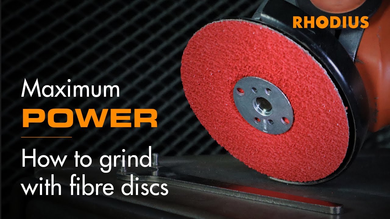 Grinding down a welding seam with an angle grinder and fibre disc