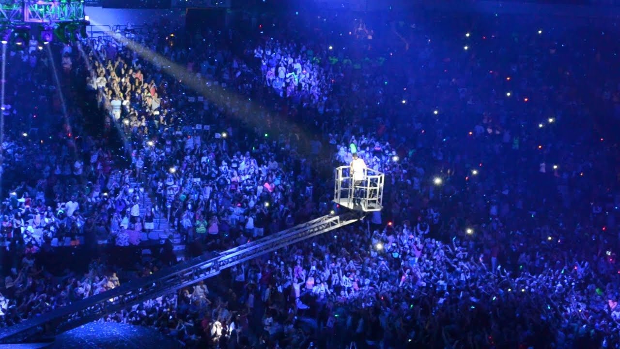Justin Bieber - crowd singing [Justin/Beliebers]