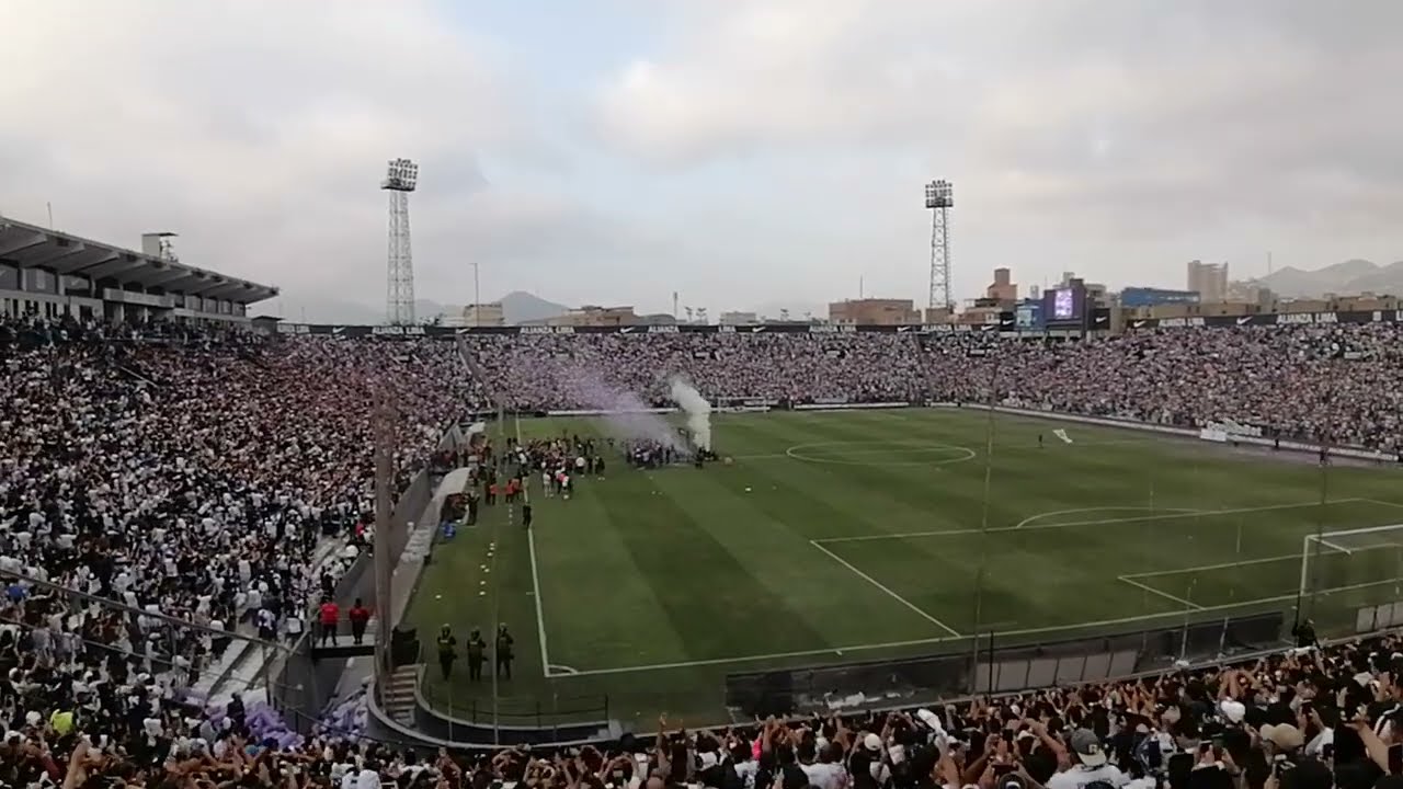VUELTA OLIMPICA DE ALIANZA LIMA CAMPEÓN DEL CLAUSURA 2022 DESDE TRIBUNA SVR 💙🤍💙