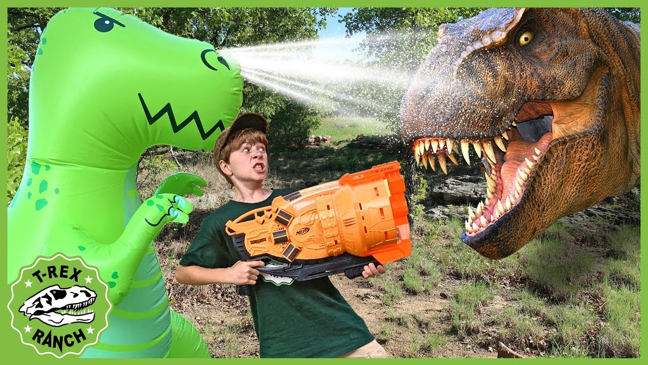 Giant T-Rex vs T-Rex Dinosaurs! Nerf Blaster Pretend Play with Dinosaur Water Toys for Kids
