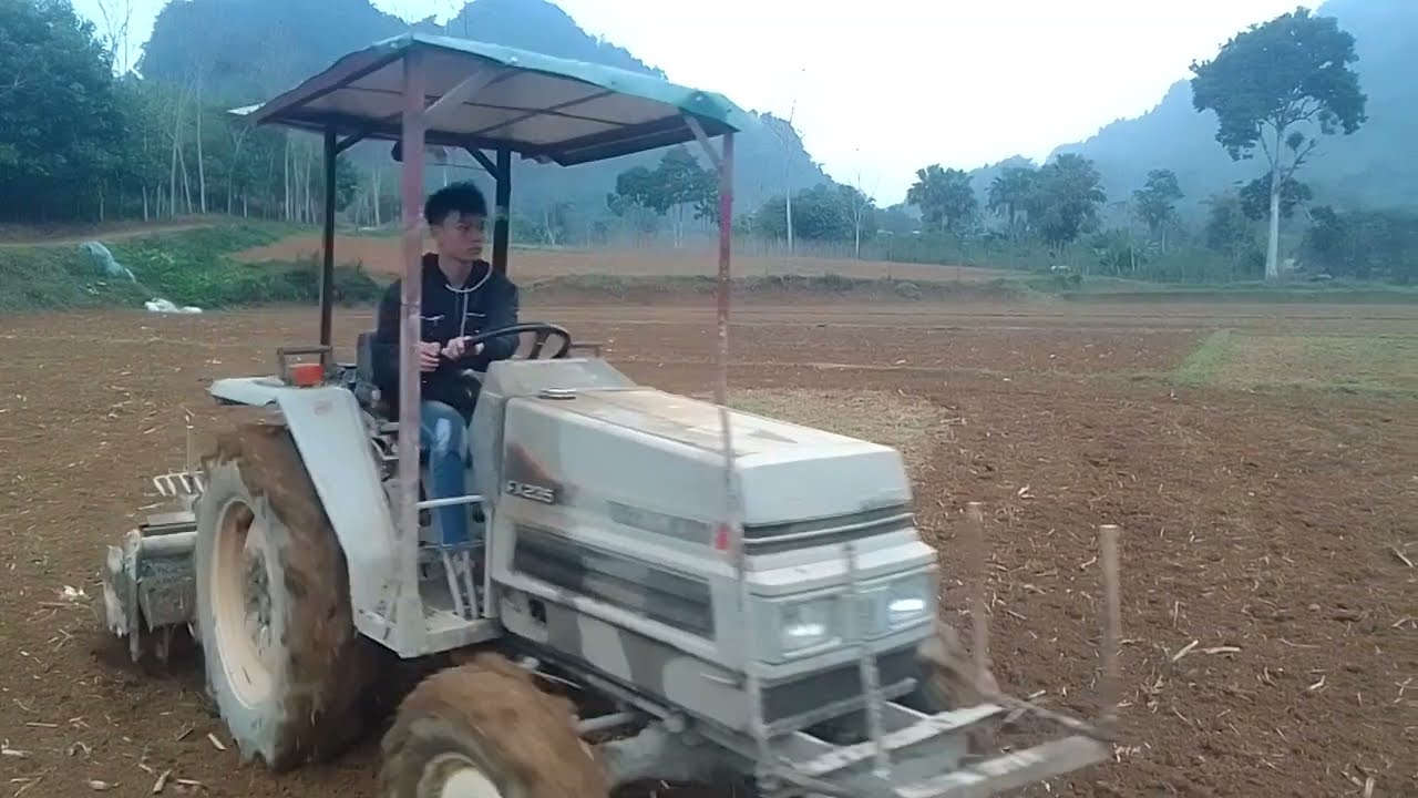The life of a 13-year-old boy living alone with his grandfather, earning a living through odd jobs.