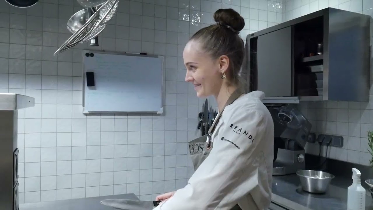 Au coeur de la cuisine, portrait d'une jeune cuisinière