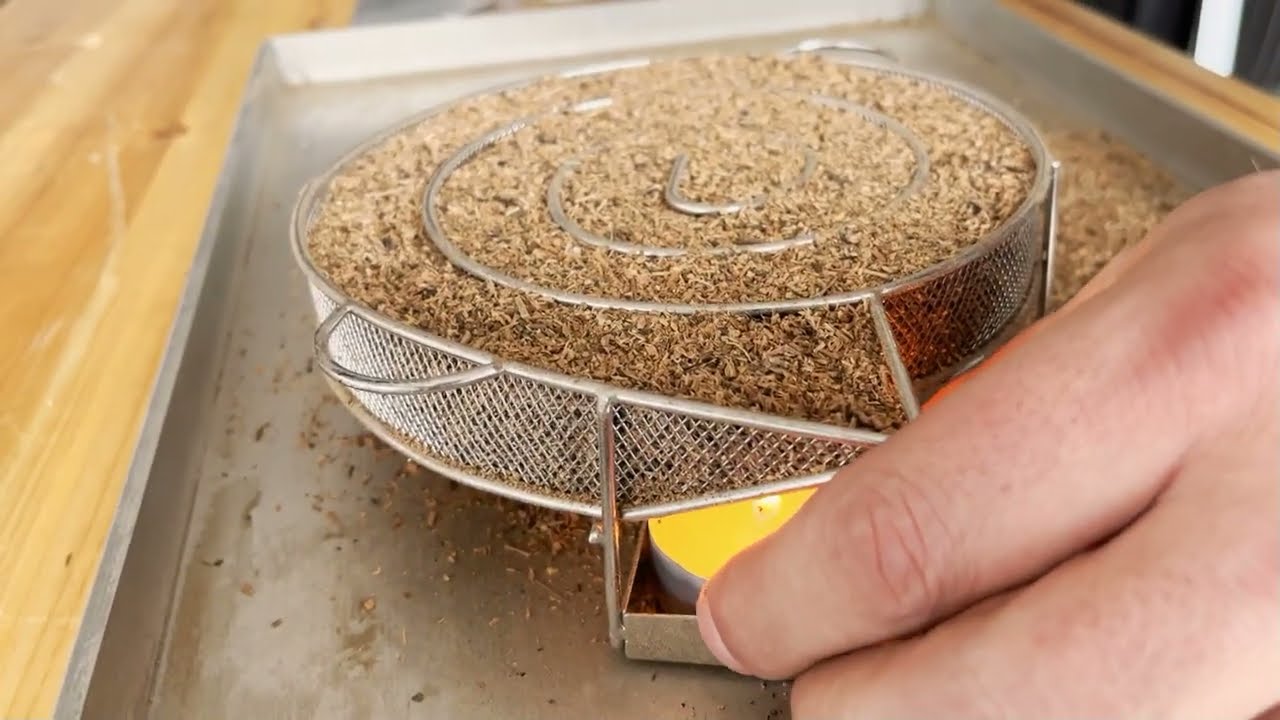 BBQ Master Zubeh&ouml;r: R&auml;ucherschnecke f&uuml;llen
