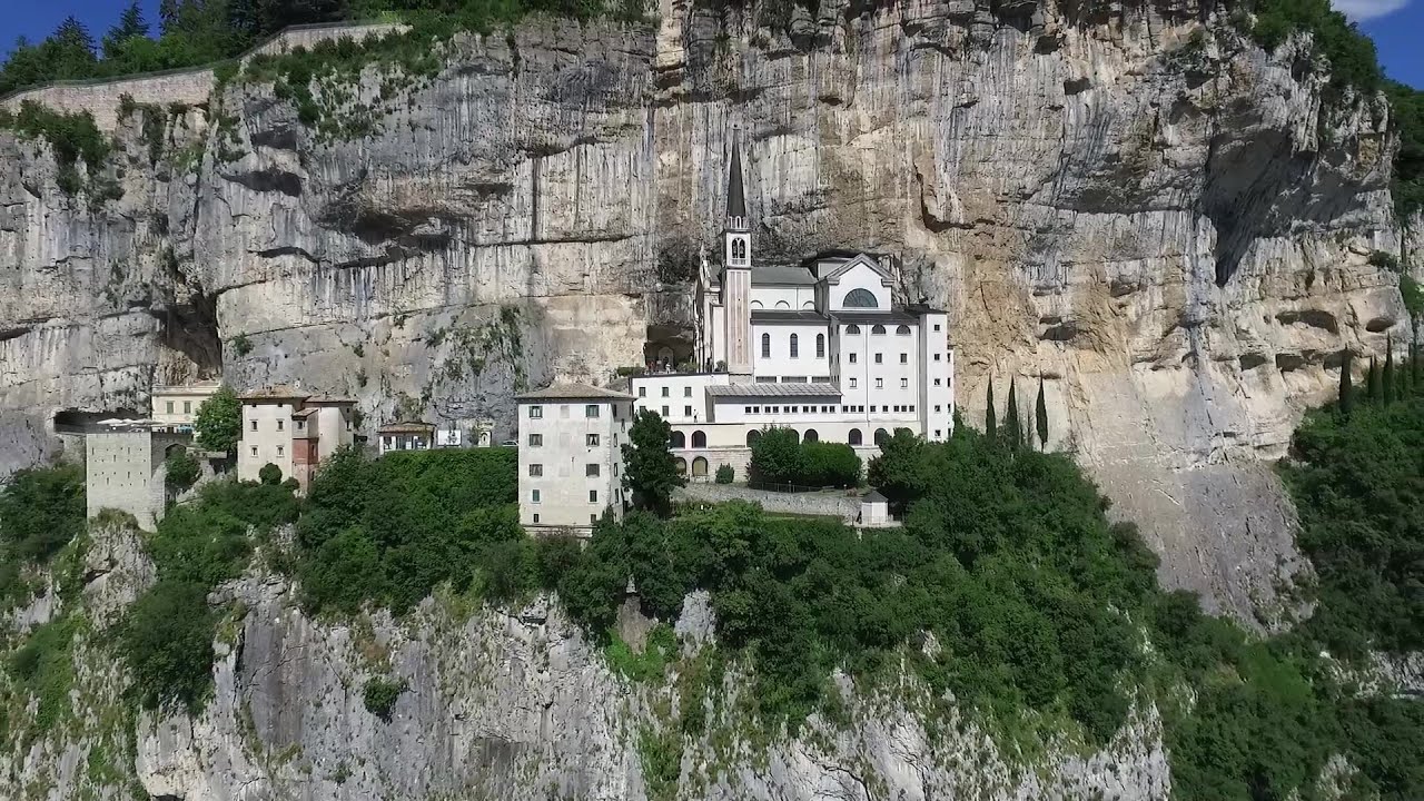Madonna della Corona tra terra e cielo